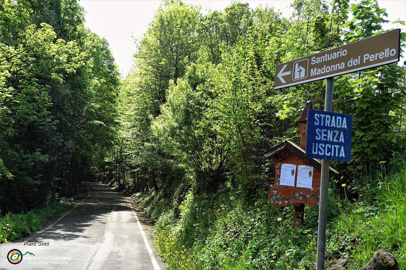 76 Il sent. 514 prosegue per il Santuario del Perello su strada asfaltata.JPG